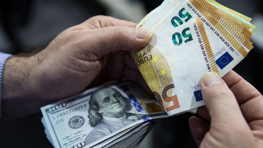 Euro zbret poshte 104 lekeve, Dollari dhe Paundi ne nivelin me te ulet